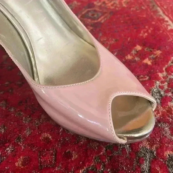 Guess women’s size 9 summer sandals. Gently worn. - Picture 3 of 8